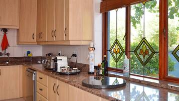 Kruger House - Giraffe Suite  | Cocina privada | Refrigerador, microondas, parrilla de estufa y cafetera de espresso