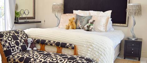 Shiraz - Pool Suite | Premium bedding, in-room safe, iron/ironing board, free WiFi