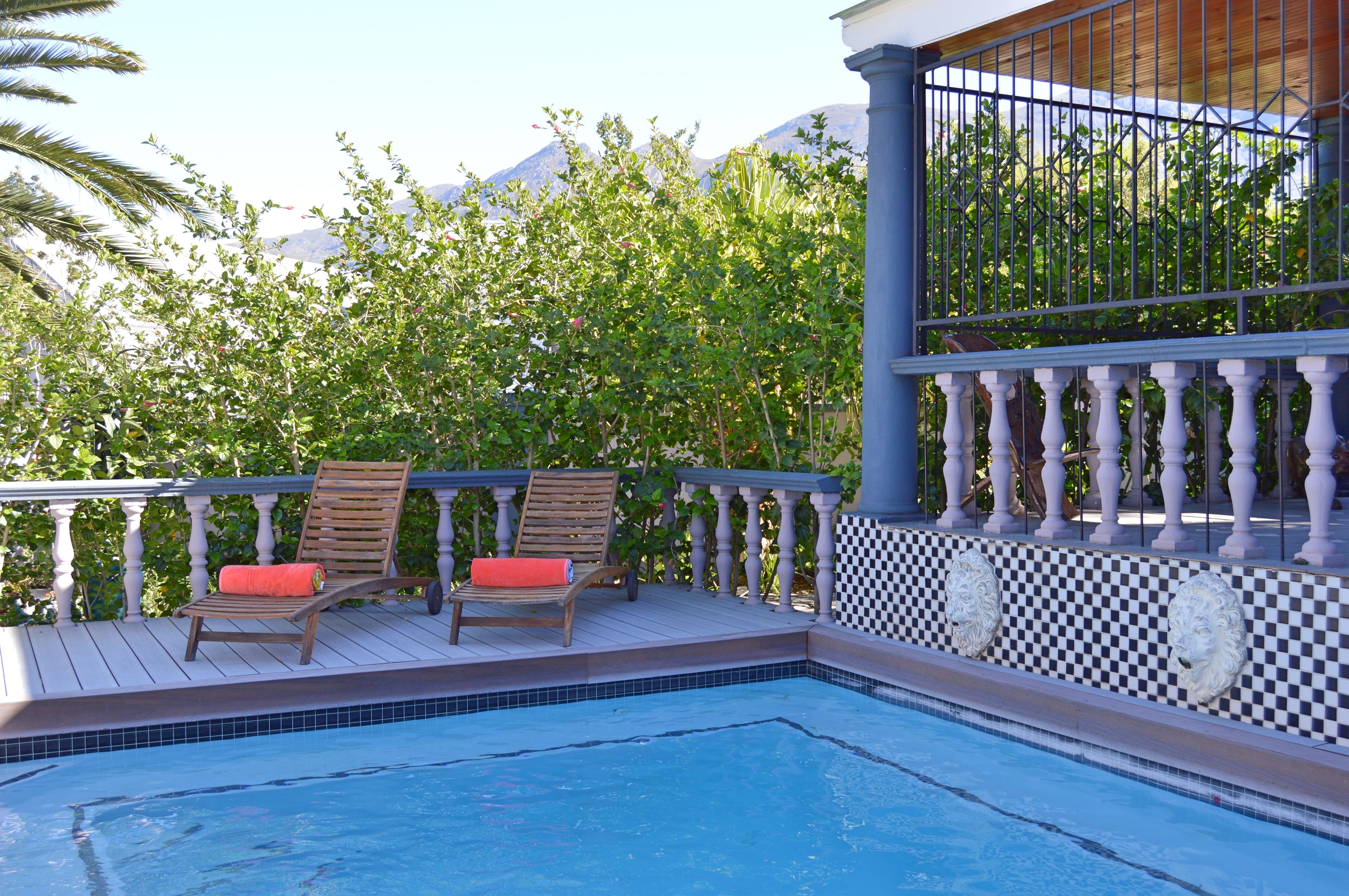 สระว่ายน้ำกลางแจ้ง