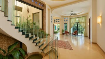 Villa familiare | Area soggiorno | Smart TV 60 pollici con canali satellitari, Netflix, Hulu