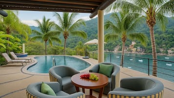 2 albercas al aire libre, sombrillas en la alberca y camastros