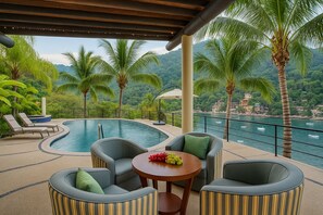 2 piscines extérieures, parasols de plage, chaises longues