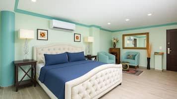 Caja de seguridad en la habitación y tabla de planchar con plancha