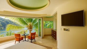 Habitación Premium | Área de sala de estar | Smart TV de 60 pulgadas con canales vía satélite, Netflix y Hulu