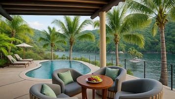 2 albercas al aire libre, sombrillas en la alberca y camastros