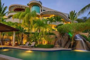 2 piscines extérieures, parasols, chaises longues