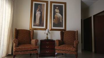 Fourways Apartments 2B 2B S/C NO2 | Sala de estar | TV de tela plana 32 cm com canais via satélite, TV