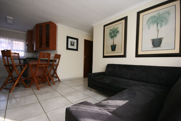 Fourways Apartments 2B 1B S/C | Aire de séjour | Téléviseur à écran plat de 32 cm avec télévision par satellite