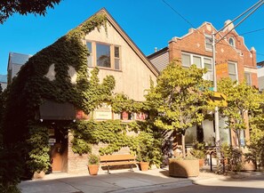 Vista frontal de la propiedad