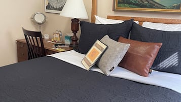 Habitación estándar | Ropa de cama de alta calidad, camas con pillow-top y muebles diferentes