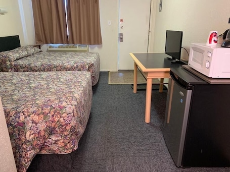 Habitación estándar, 1 cama de matrimonio | Tabla de planchar con plancha y wifi gratis. Grey Goose Motel