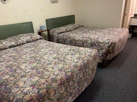 Quarto standard, 2 camas de casal | Ferros/tábuas de passar roupa, Wi-Fi de cortesia