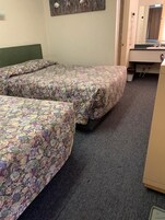 Quarto standard, 1 cama Queen | Ferros/tábuas de passar roupa, Wi-Fi de cortesia