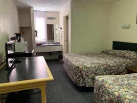 Quarto standard, 2 camas de casal | Ferros/tábuas de passar roupa, Wi-Fi de cortesia