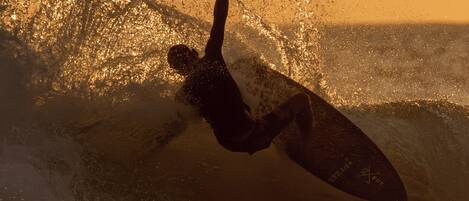 Surfing/bodyboarding