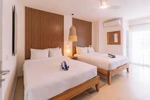 Deluxe Queen With Balcony | 羽絨被、房內夾萬、免費 Wi-Fi、床單