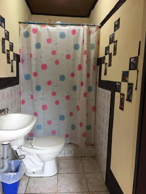 Habitació doble clàssica, 1 llit doble | Bany | Dutxa, articles de tocador gratuïts i tovalloles 