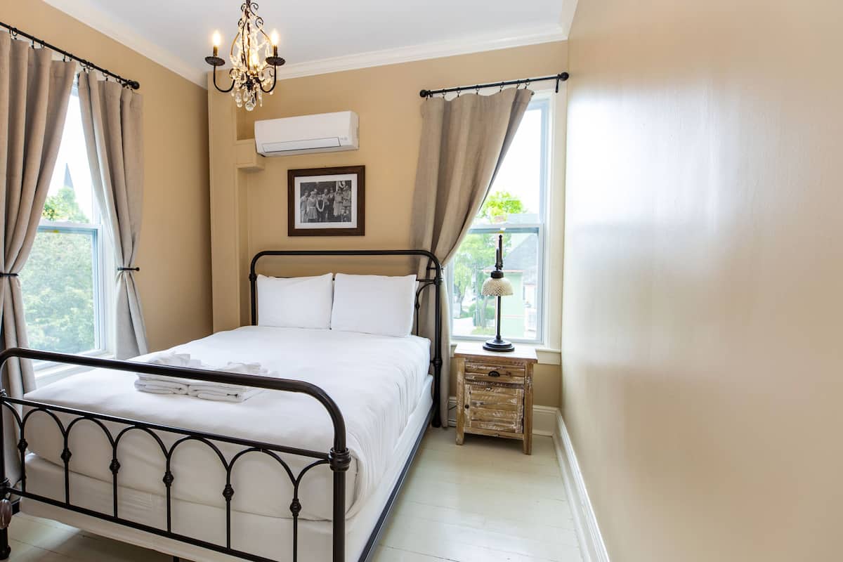 Free WiFi, bed sheets
