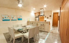 Condo Deluxe, 2 habitaciones, Terraza, vista parcial al océano | Servicio a la habitación