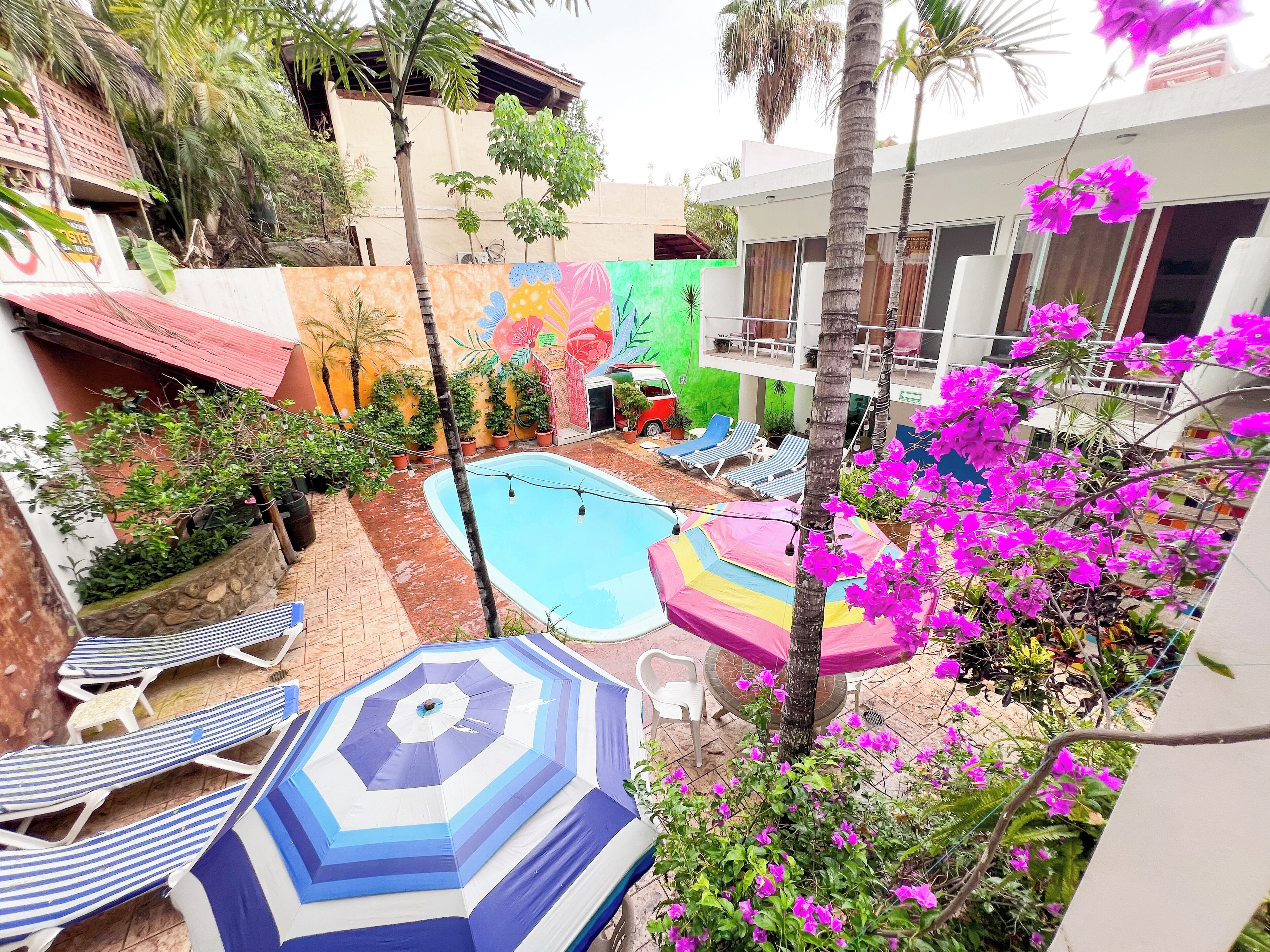 室外游泳池，日光浴躺椅