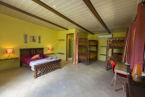 Tomannsrom – familie, flere senger, hageutsikt | Blendingsgardiner, barnesenger (inkludert) og ekstrasenger (inkludert)