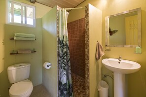 Tomannsrom – familie, flere senger, hageutsikt | Bad | Dusj, toalettartikler (inkludert) og håndklær