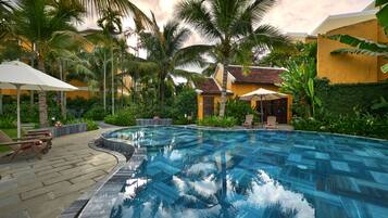 4 室外游泳池,池畔遮阳伞,日光浴躺椅