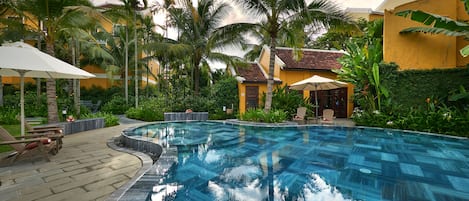 4 piscinas al aire libre, sombrillas, sillones reclinables de piscina