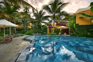 4 outdoor pools, pool umbrellas, sun loungers