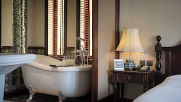 Duplex Suite Balcony, Club Wing | Bathroom | Hair dryer, bathrobes, slippers, bidet