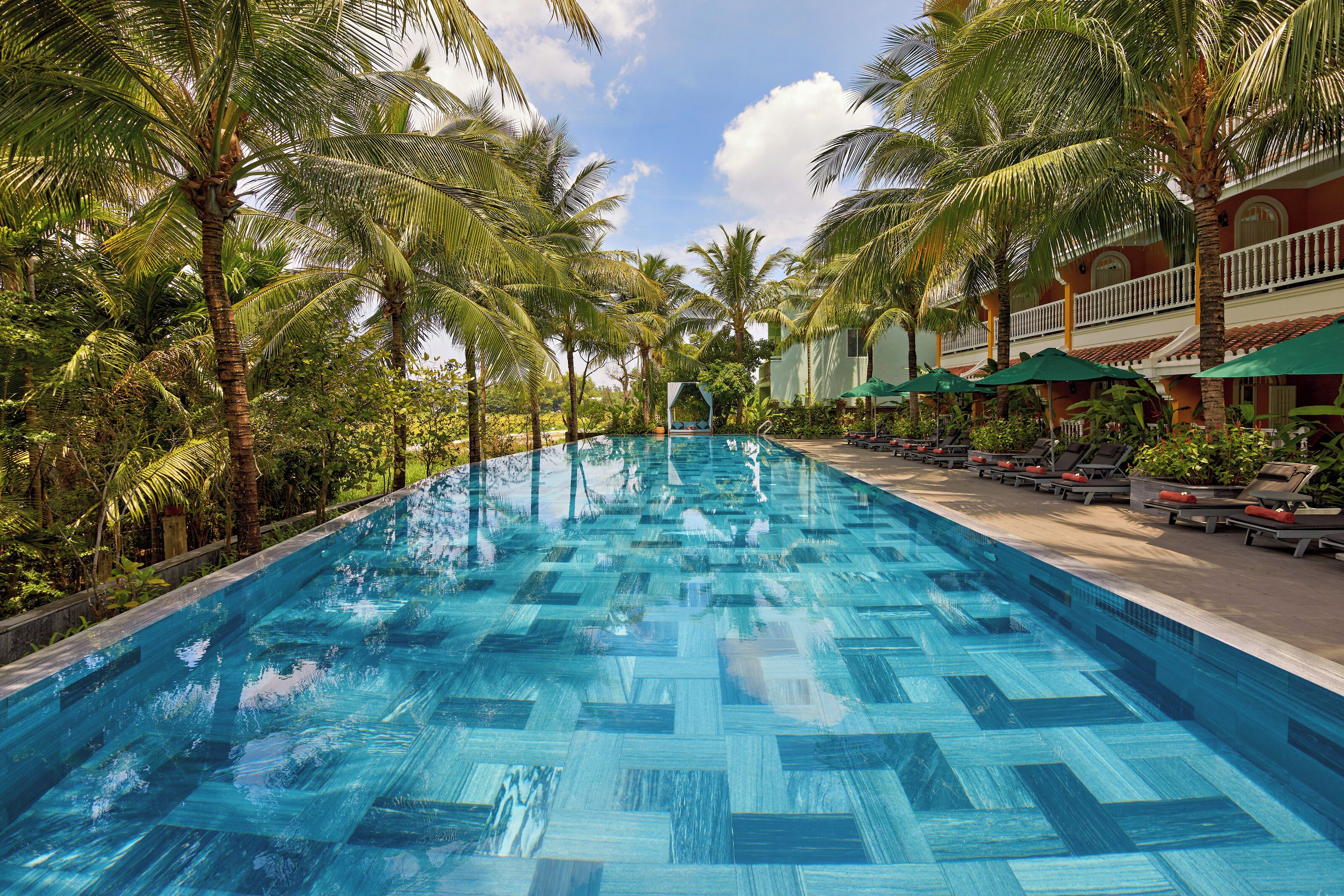 4 outdoor pools, pool umbrellas, sun loungers