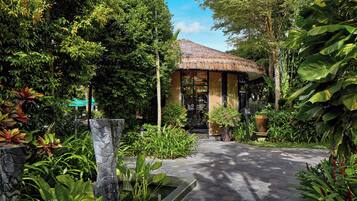 Sauna, hot tub, steam room, body treatments, hot stone massages