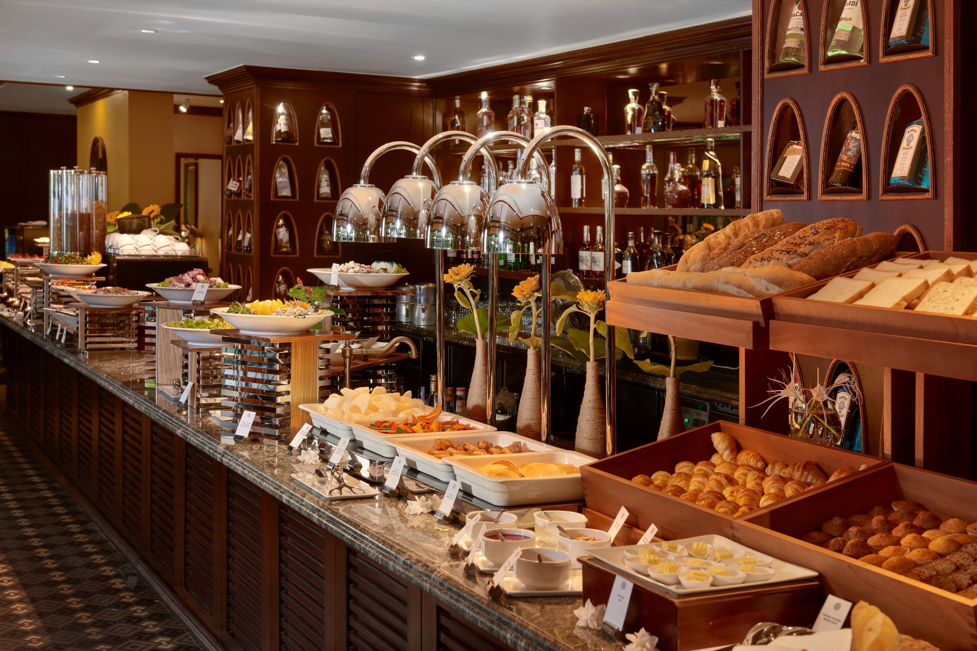 Un buffet con diversi cibi e una selezione di bevande.