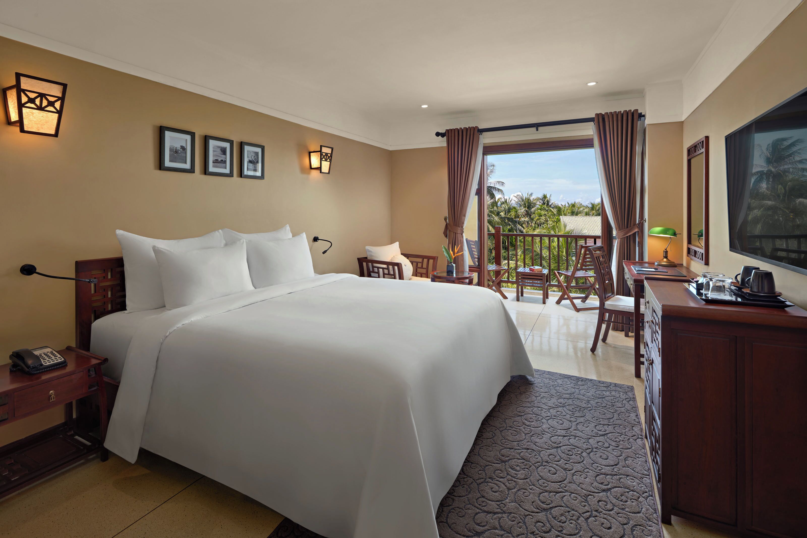 Quarto casal luxo, sacada | Roupas de cama premium, cofres nos quartos, escrivaninha