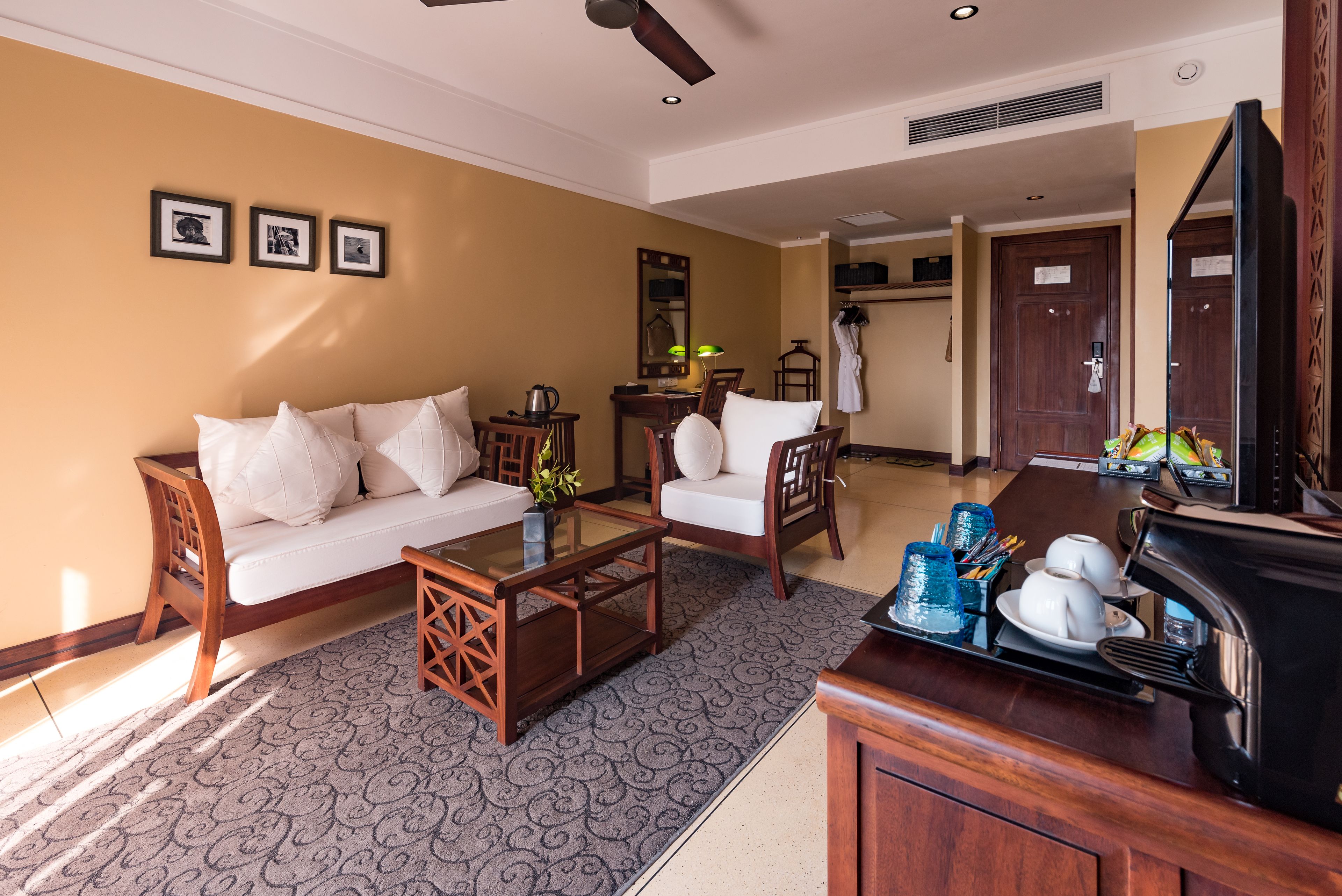 la siesta suite, classic wing | living area | 45-inch lcd tv with cable channels, tv, fireplace