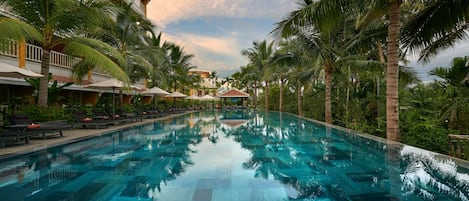 4 outdoor pools, pool umbrellas, pool loungers