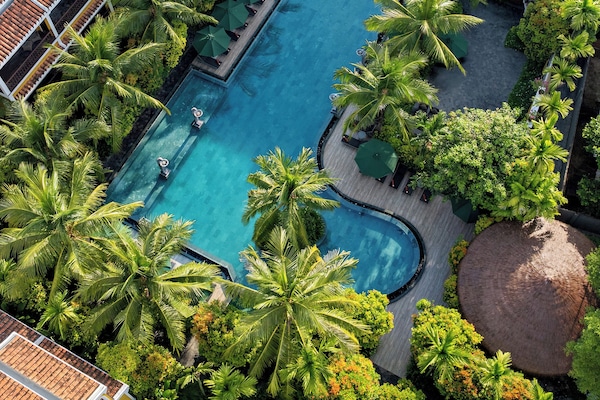 4 piscinas al aire libre, sombrillas, sillones reclinables de piscina