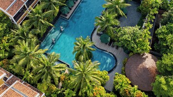 4 outdoor pools, pool umbrellas, sun loungers