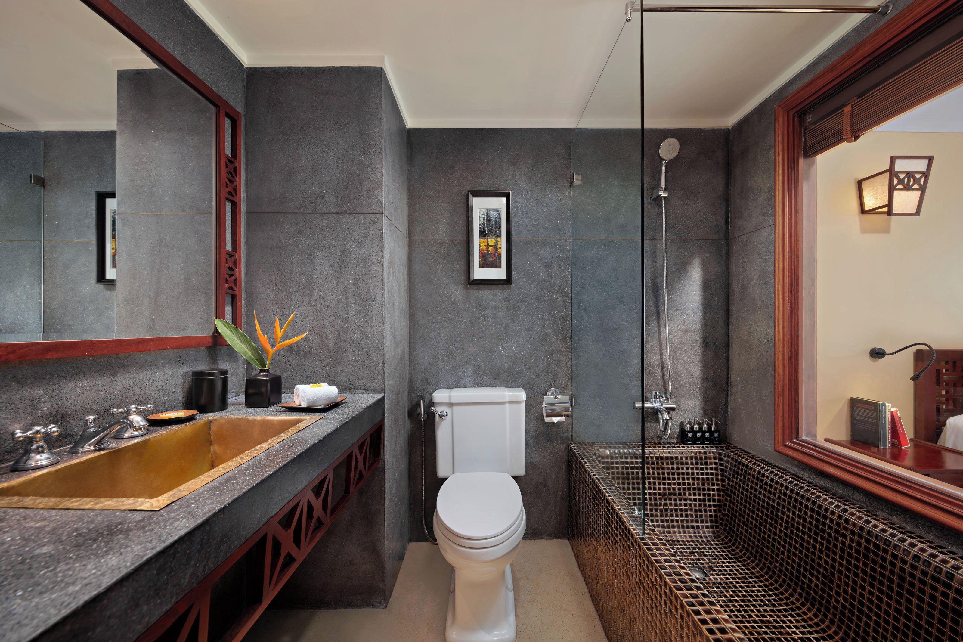 Ein modernes Badezimmer mit einem großen Waschbecken, Toilette und Duschbereich.