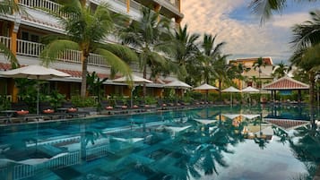 4 udendørs pools, parasoller, liggestole