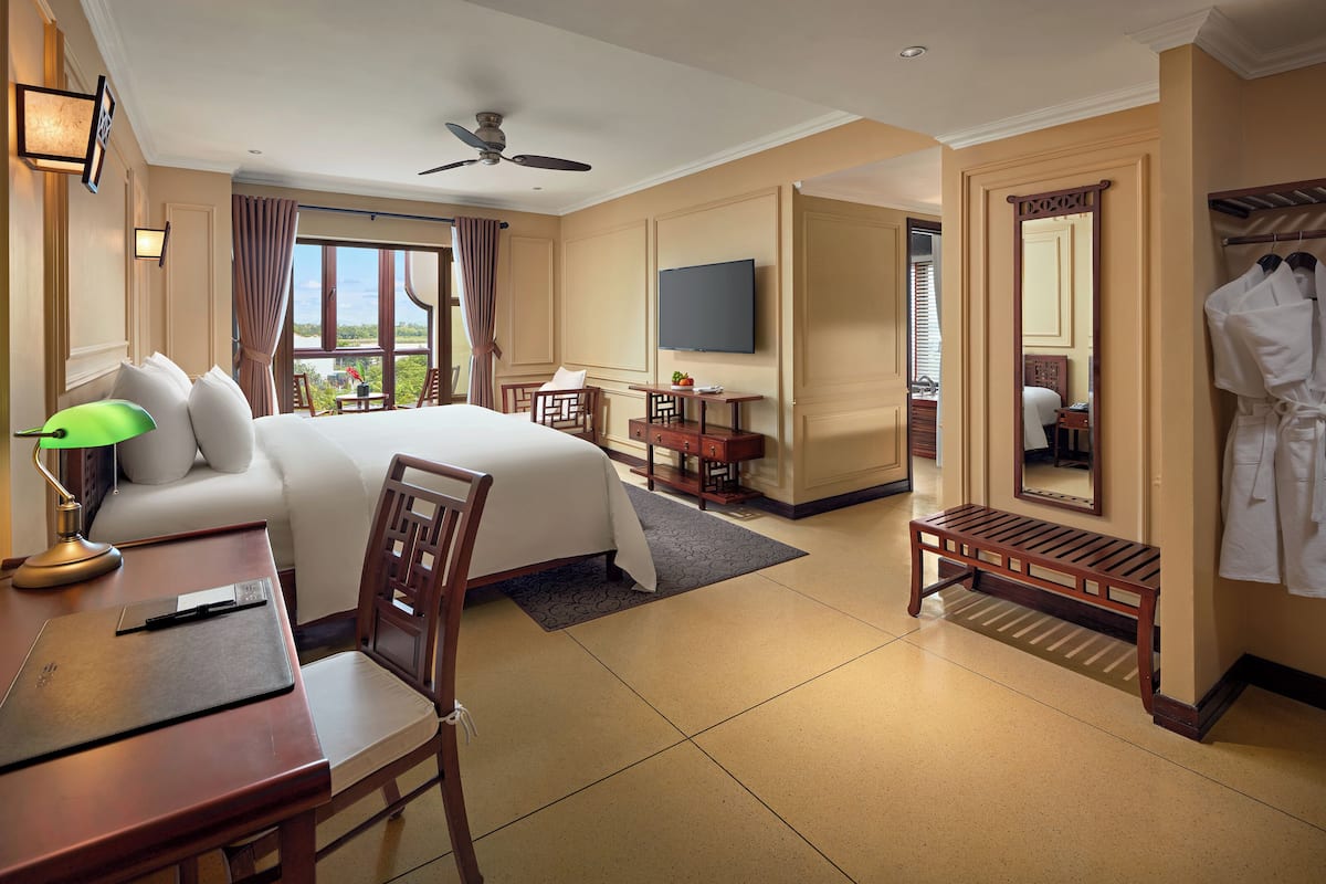 Grand Suite, Classic Wing | Premium bedding, in-room safe, desk, laptop workspace