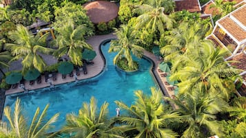 4 outdoor pools, pool umbrellas, sun loungers