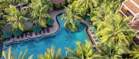 4 outdoor pools, pool umbrellas, pool loungers