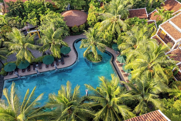 4 outdoor pools, pool umbrellas, sun loungers