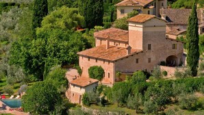 A stone villa with multiple buildings, surrounded by lush greenery and olive trees. - Scenic Stay in Spoleto (Spoleto)