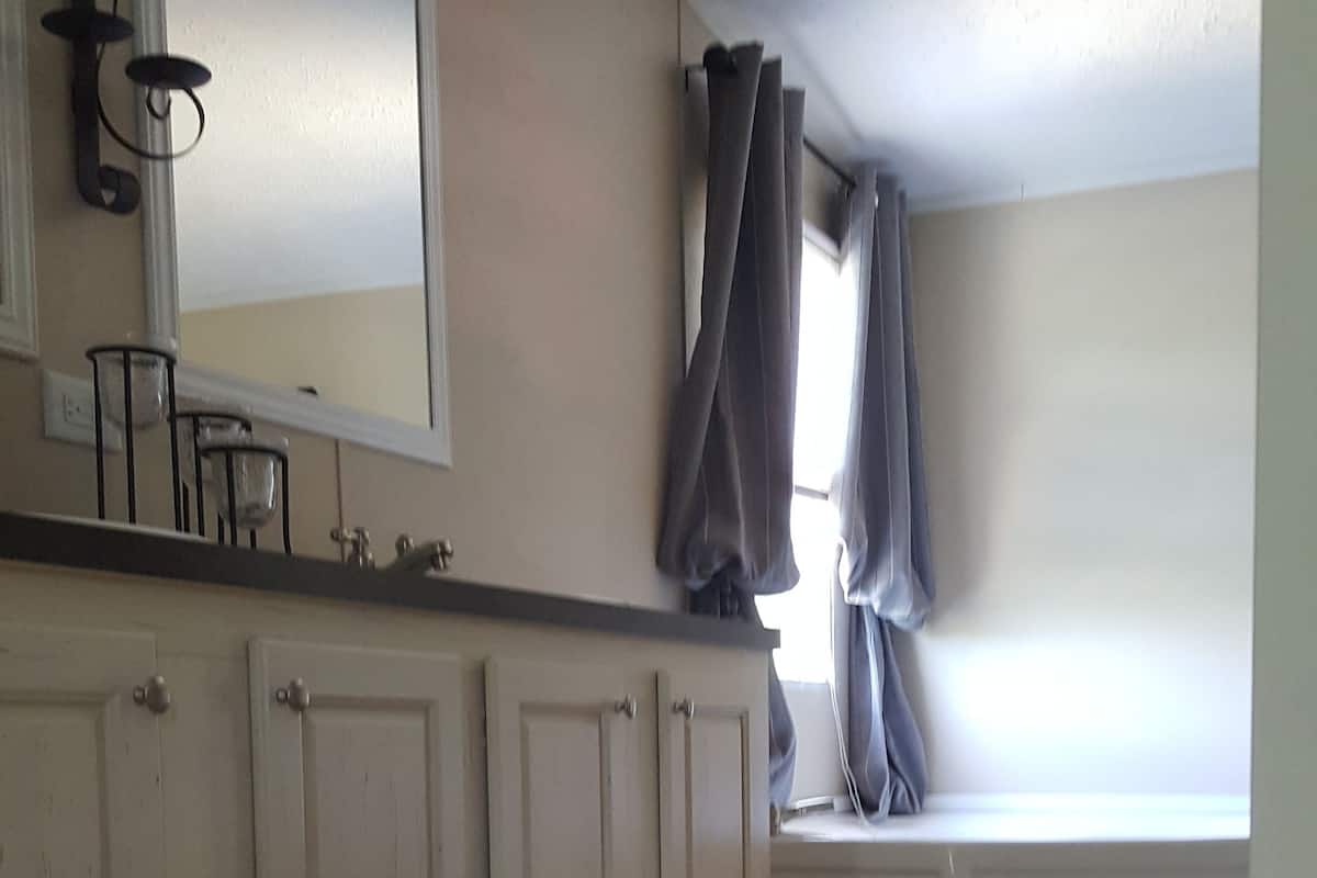 Room, 1 Queen Bed (Tranquil) | Bathroom | Free toiletries, towels