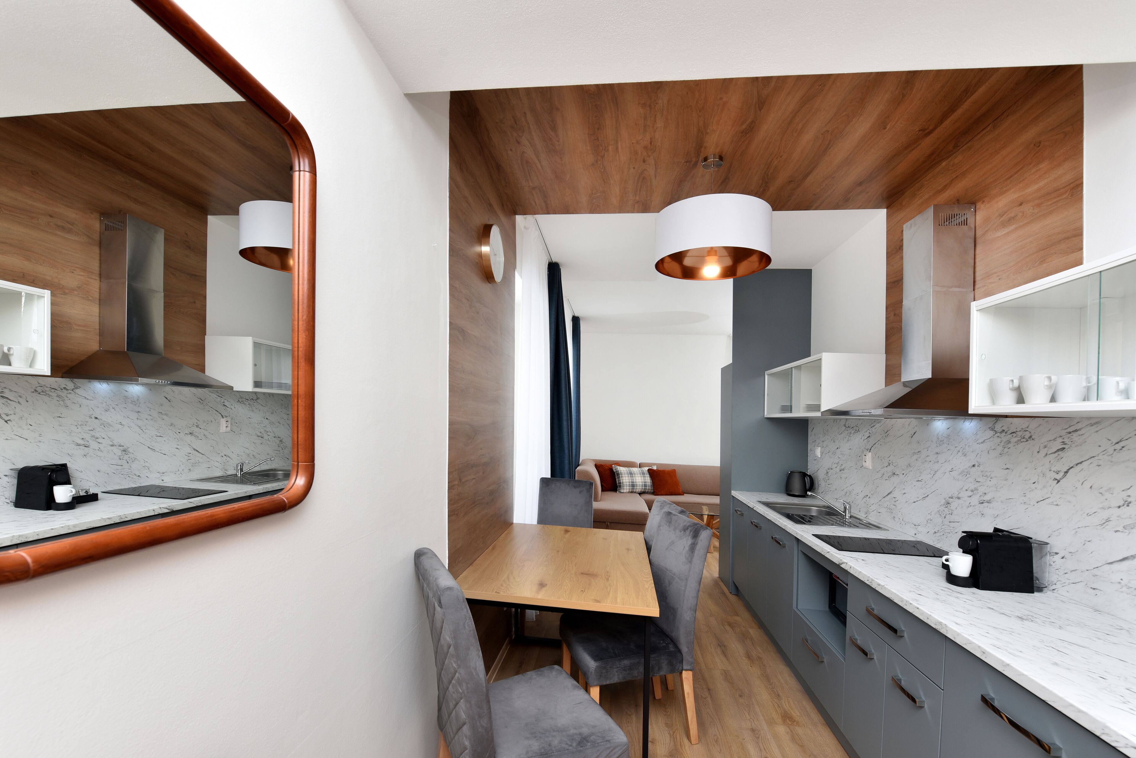 Grand-Apartment, Kochnische | Eigene Küche | Kühlschrank, Mikrowelle, Herdplatte, Wasserkocher mit Kaffee-/Teezubehör