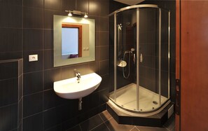 Family Studio Suite, Kitchenette | Bathroom | Free toiletries, hair dryer, towels