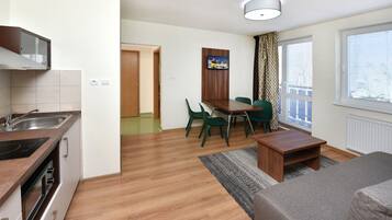 Familienapartment, 2 Schlafzimmer, Kochnische | Eigene Küche | Kühlschrank, Mikrowelle, Herdplatte, Wasserkocher mit Kaffee-/Teezubehör