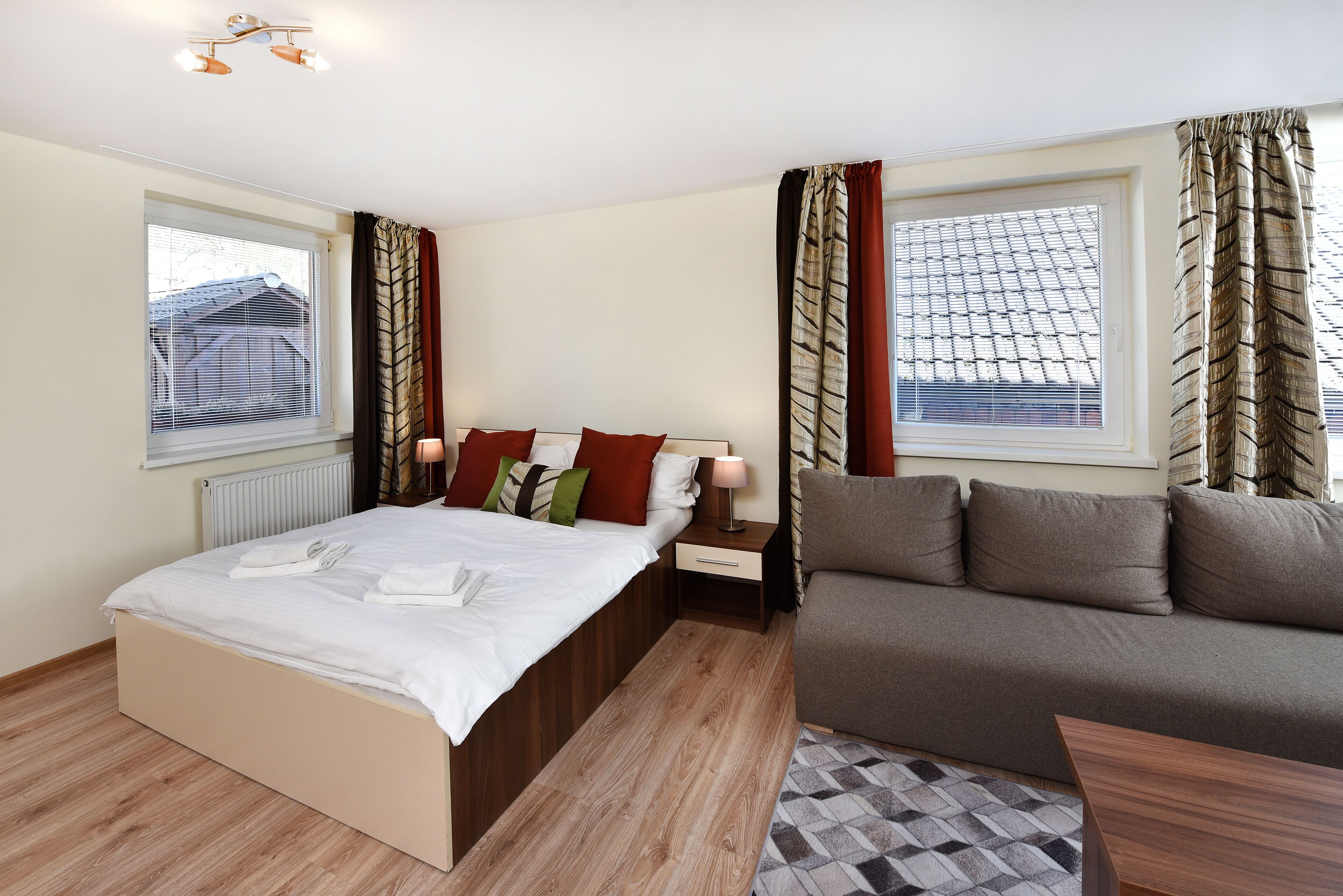 Estudio familiar, cocina básica | Escritorio, cortinas opacas, wifi gratis y ropa de cama